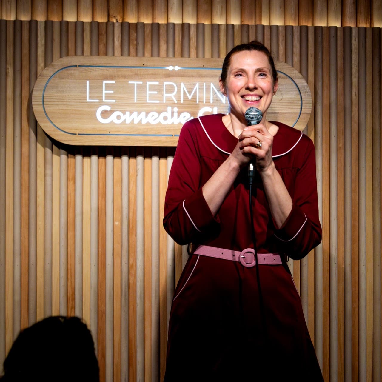 Marie-Pierre Poirier pendant un numéro d'humour sur scène.