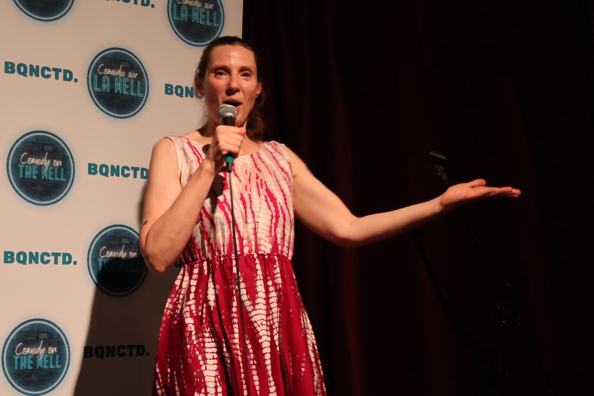 Marie-Pierre Poirier sur une scène de spectacle d'humour au Québec.