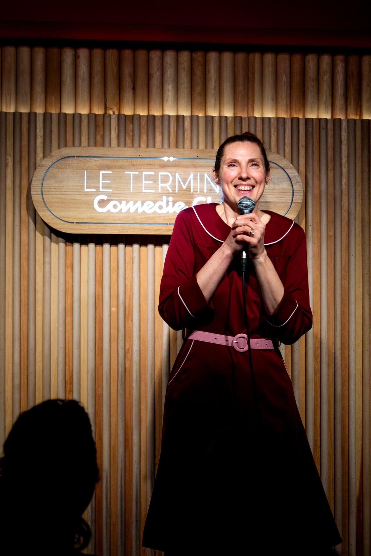Marie-Pierre Poirier pendant un extrait de numéro d'humour.