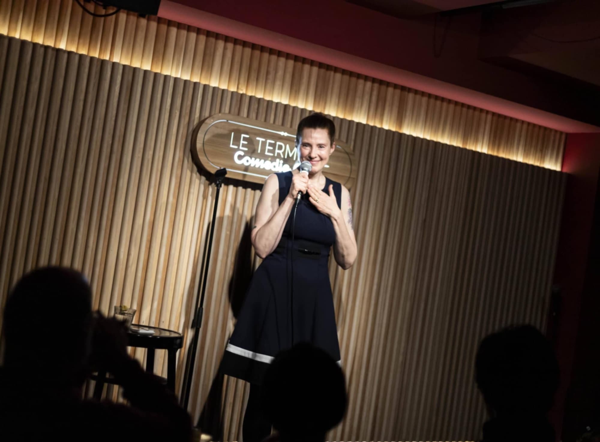 Marie-Pierre Poirier devant public pendant un événement d'humour.
